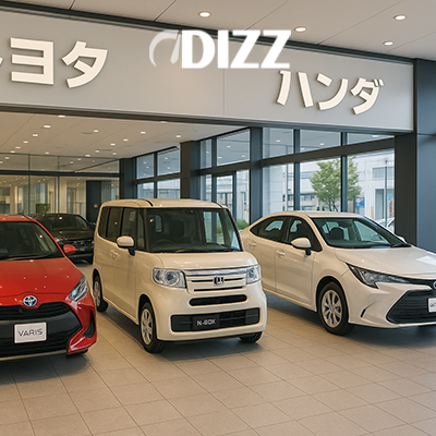 自動車ディーラーのショールーム内を写した写真で、日本の乗用車市場を代表する人気車種が3台展示されています。左から赤色のトヨタ・ヤリス(ハイブリッドモデルと推測)、中央に白色のホンダ N-BOX(軽自動車)、そして右に白色のトヨタ・カローラ(または同クラスのセダン)が並んでいます。背景の壁には「トヨタ」と「ホンダ」の大きな文字が見えており、日本の乗用車市場における主要なメーカーと、その多様なラインナップ(コンパクトカー、軽自動車、セダン)が示されています。