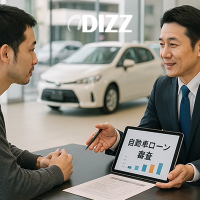 自動車販売店または相談室のような場所で、スーツ姿の営業担当者が顧客にタブレットの画面を提示しています。画面には**「自動車ローン 審査」**とグラフが表示されており、担当者は笑顔で説明しています。これは、債務整理の経験があるなど、複雑な信用状況の顧客に対する、車のローン審査やそのプロセスについての相談の場面を示唆しています。