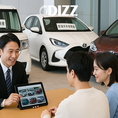 スーツ姿の銀行員が、来店した顧客夫婦に対し、自動車ローンの契約書類と計算機を前にして、低金利に関する重要な詳細を説明しています。夫婦は真剣な表情で話を聞いており、背景には清潔なディーラーのショールームと白い新車が見えることから、金利コストを抑えながら車を購入しようとしている様子が示唆されます。これは、低金利の銀行系ローンを利用した賢い自動車購入プロセスを表しています。